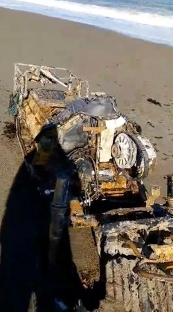 Снегоход выбросило на побережье Сахалина