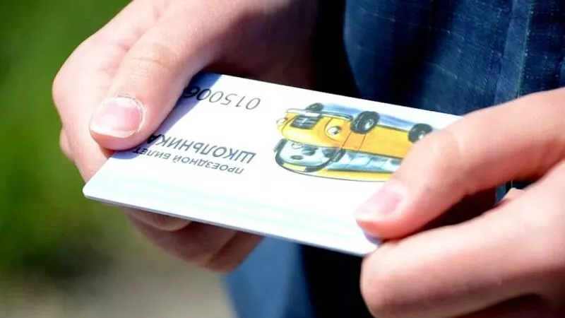 В Южно-Сахалинске рассеянные школьники отправили родителей в огромную очередь за проездными