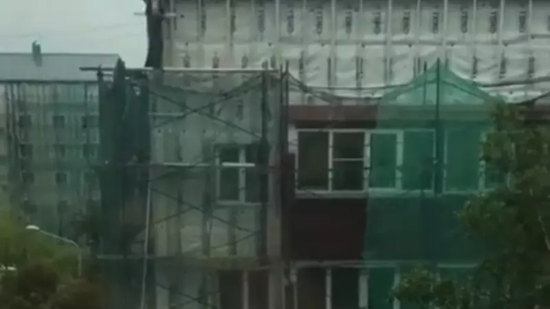 Стальные нервы: сахалинцы засняли рабочего, ходящего по «лезвию ножа»