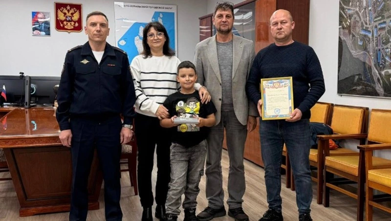 Мужчину, спасшего семью от медведя, наградили на Курилах