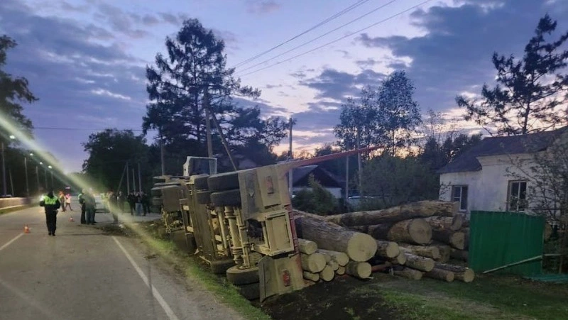 Лесовоз сбил насмерть ребенка под Хабаровском, еще двое пострадали