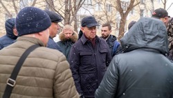 Мэр Сергей Надсадин проинспектировал дворы на проспекте Мира в Южно-Сахалинске 