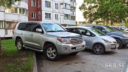 В Южно-Сахалинске иномарка с «крутыми» номерами паркуется на газоне возле жилого дома