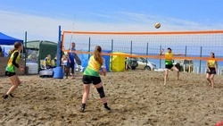 Первый сахалинский фестиваль пляжного волейбола собрал более 100 участников