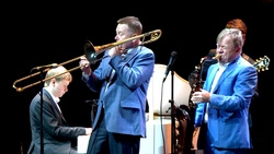 Сахалинцы насладились выступлением джаз-квинтета Игоря Бутмана