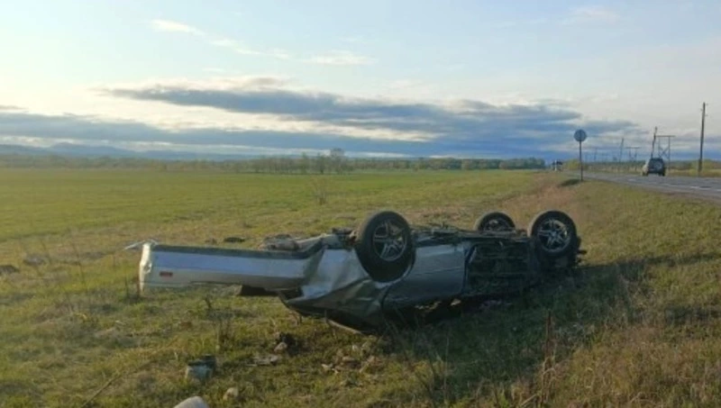 В Тымовском районе водитель Nissan Gloria  устроил ДТП с пострадавшим пассажиром