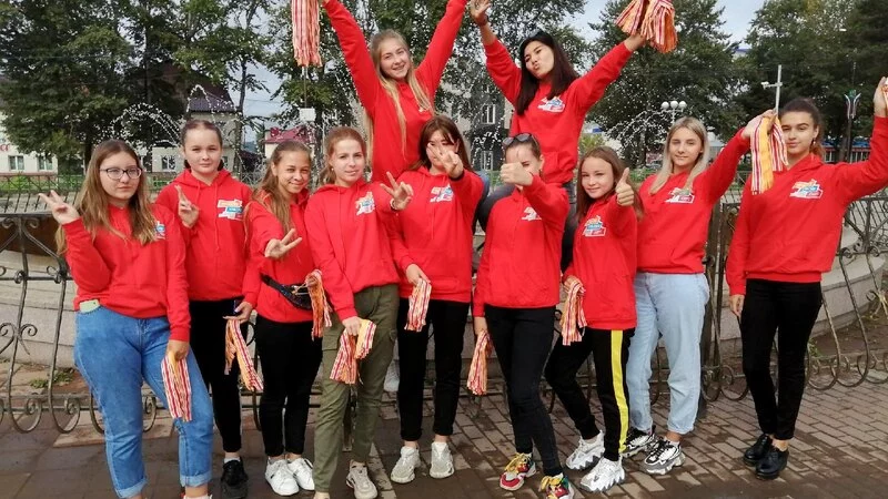 Жителям Тымовского в день окончания Второй мировой раздали муаровые ленты