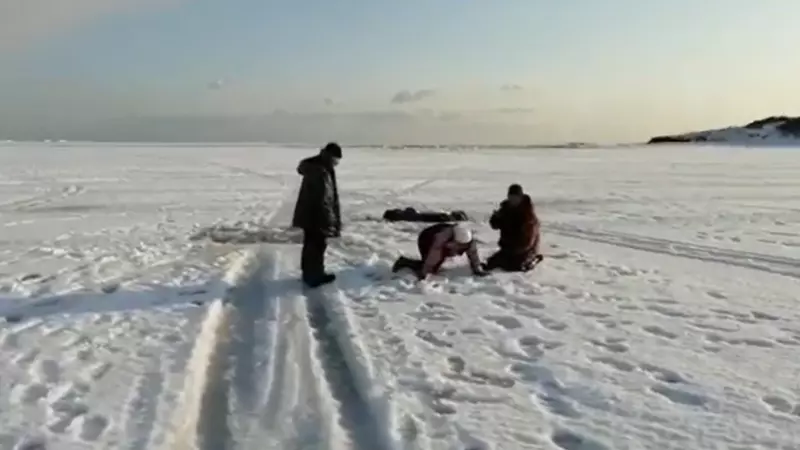 Сахалинцы утопили снегоход и сами чуть не утонули на озере Изменчивом