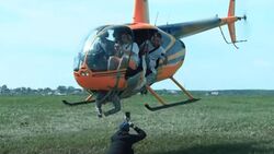 Блогер с Сахалина примотал человека на скотч к вертолету