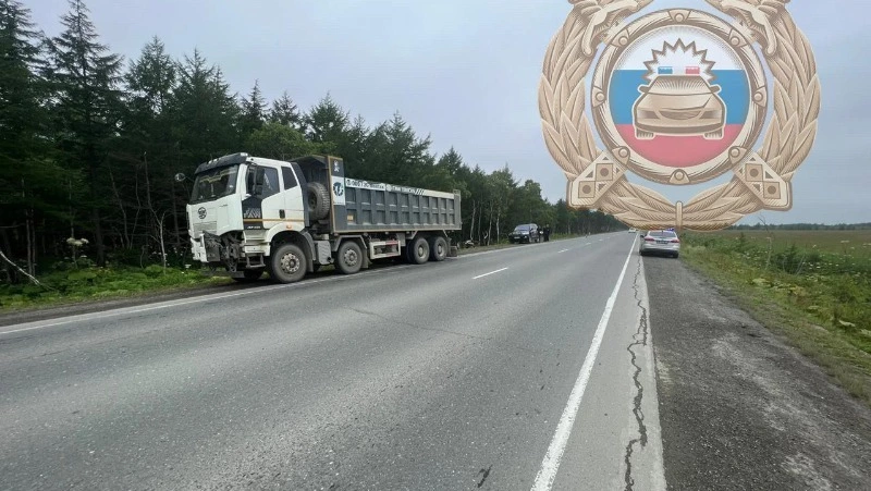 Водитель Toyota ToyoAce влетел в самосвал на дороге Южно-Сахалинск — Оха 25 июля
