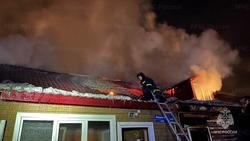Пожар в двухэтажном частном доме потушили в Луговом вечером 4 декабря