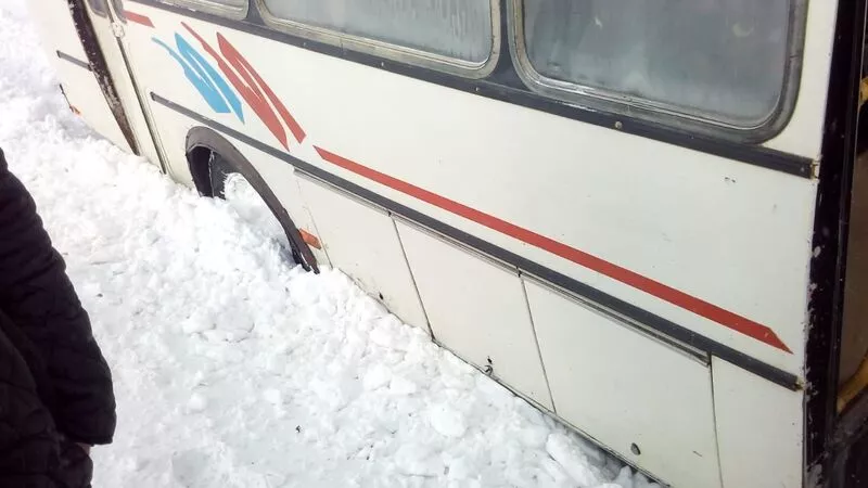 На севере Сахалина рейсовый автобус застрял в сугробе с пассажирами