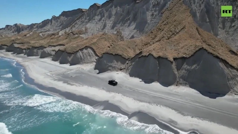 Туристы сняли с воздуха Белые скалы Итурупа — ВИДЕО