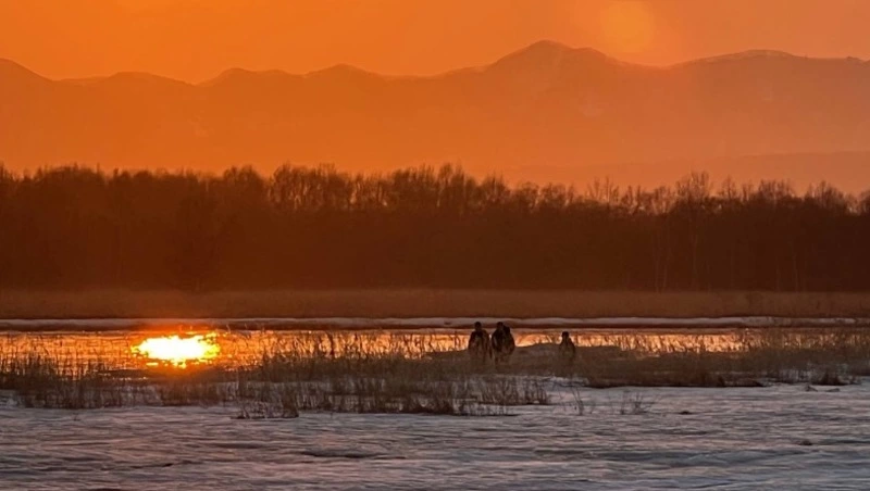 На Сахалине спасли 10-летнего мальчика с дрейфующей по реке льдины