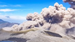 Вулкан Эбеко на Курилах выпустил пепловый столб на высоту 3 километра
