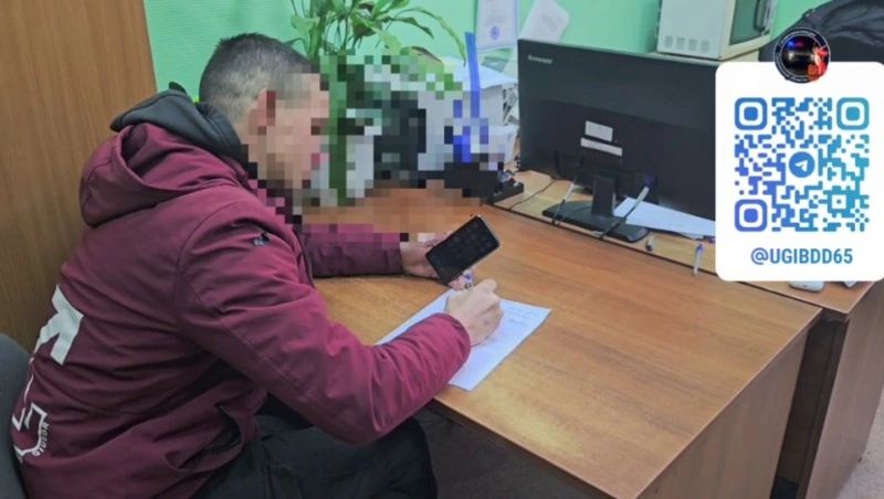 Автохама наказали за регулярную парковку на тротуаре в Южно-Сахалинске