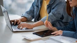 Больше половины россиян работают сверхурочно на постоянной основе