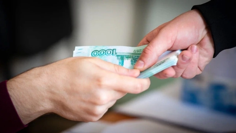 Женщина выплатила государству 285 тысяч рублей после ареста ее квартиры в Корсакове