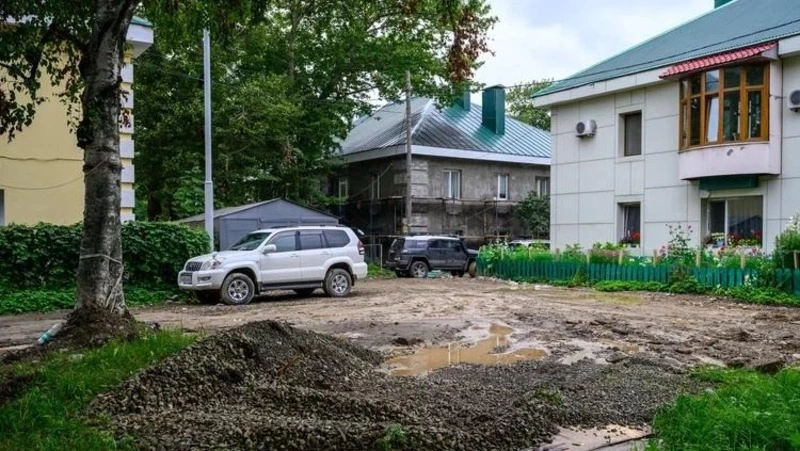 Работы по благоустройству дворов в четвертом микрорайоне Южно-Сахалинске ускорят