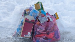 «Выкидывают бумажки»: на Сахалине шестилетняя девочка убирает мусор за школьниками