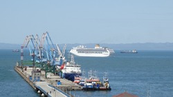 Двоих рабочих доставили на берег после инцидента в корсаковском порту