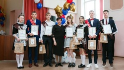 Военные из зоны СВО поздравили выпускников школы №2 в Долинске с последним звонком