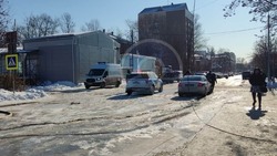 Видеофакт: улицу Чехова сковало льдом в Южно-Сахалинске после пожара в «777»