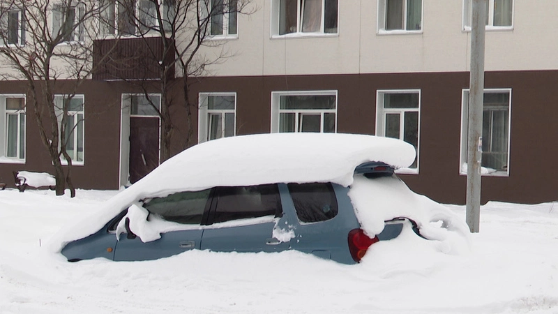 В Холмске машину накрыла упавшая с балкона снежная глыба