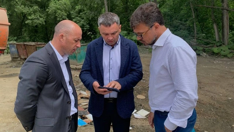 Гору мусора в Долинском районе некому вывозить