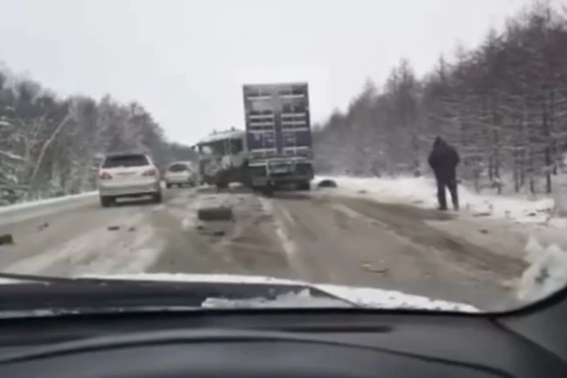 «Страшная авария»: на корсаковской трассе легковушка влетела в фуру