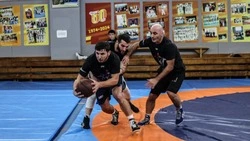 Мировые чемпионы по борьбе провели открытую тренировку по регби в Южно-Сахалинске