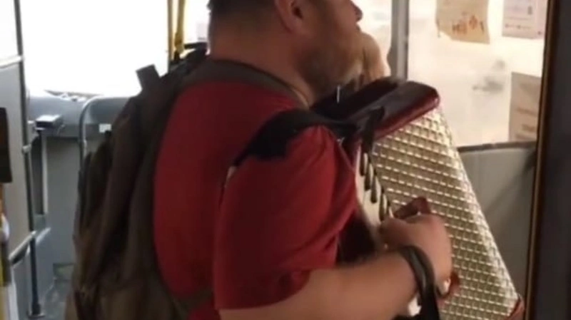 В Южно-Сахалинске мужчина с аккордеоном закатил концерт в автобусе