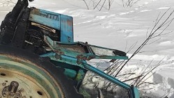 Двое сахалинцев на тракторе провалились под лед в Смирныховском районе