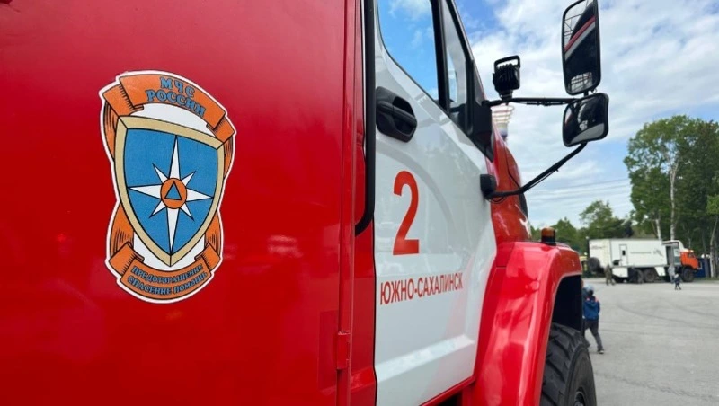 За сутки на Сахалине сгорели мусор в заброшке и внедорожник