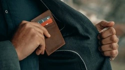 Сахалинец нашел кредитку и потратил с нее более 11 тысяч рублей 