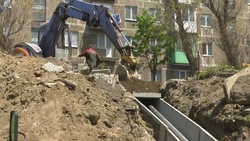 Комплексный ремонт дворов начали в Холмском районе