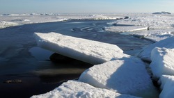 Лето близко. Лед ушел с берега Охотского моря у Сахалина