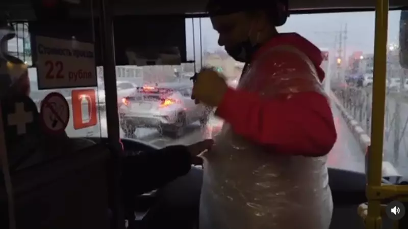 Сахалинский блогер стал человеком-антистресс и дал местным жителям себя «полопать»