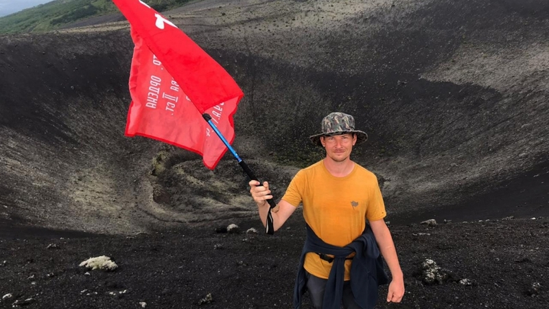 Туриста из Крыма с посиневшей рукой сняли с курильского вулкана и на лодке отправили в больницу