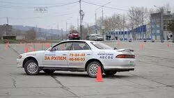 Все больше женщин на Сахалине садятся за руль