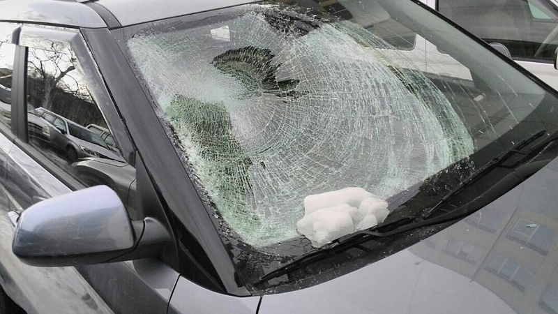 Упавшая с крыши ледяная глыба разбила автомобиль в Южно-Сахалинске