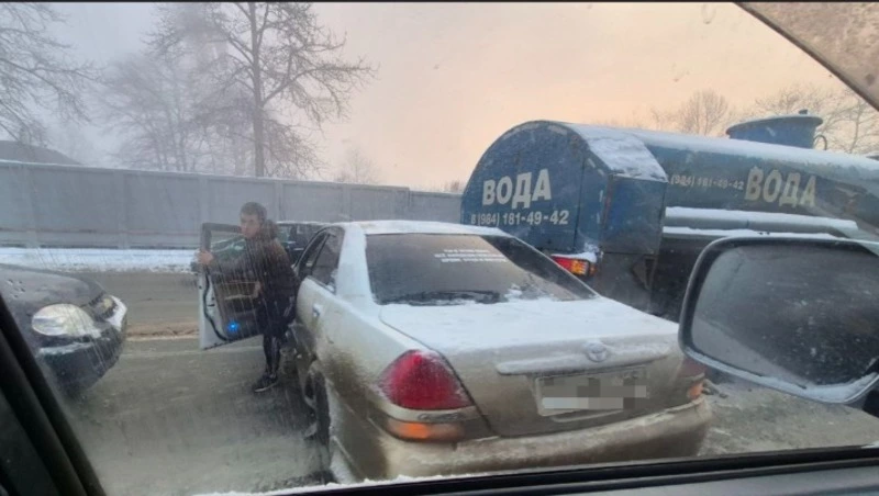 Авария с водовозом произошла в Южно-Сахалинске