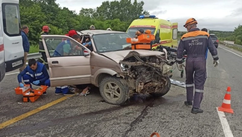 КамАЗ и две легковушки столкнулись на трассе Южно-Сахалинск — Корсаков