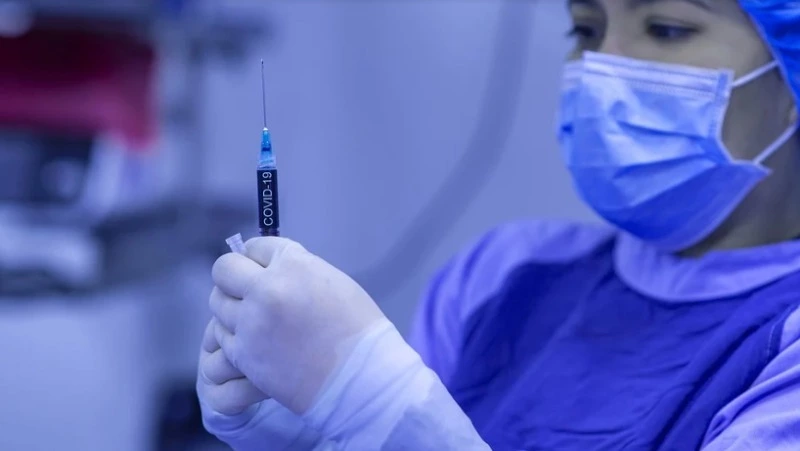 Названа дата проверки новой вакцины от коронавируса на лицах старше 60 лет