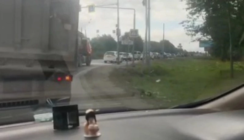 Жители Южно-Сахалинска стоят в гигантской пробке из-за ДТП на проспекте Мира