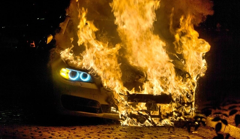 Гараж с автомобилем полыхал ночью в Поронайске