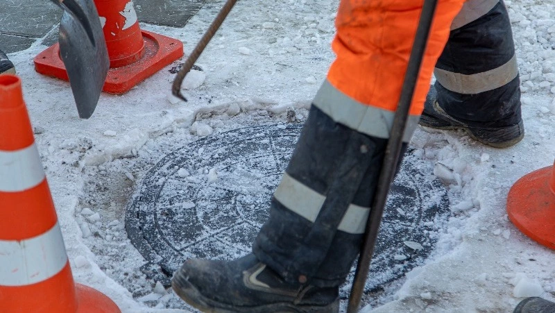 В Южно-Сахалинске проверили состояние смотровых колодцев