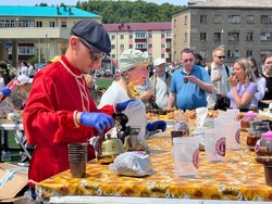«Праздник русского чая» с блинами и играми отметили в Углегорске 8 июля