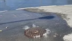 Фонтан около школы наблюдали жители Южно-Сахалинска