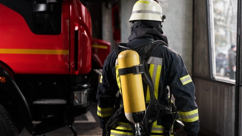 Пожарные потушили горящий диван возле подъезда в Александровске-Сахалинском